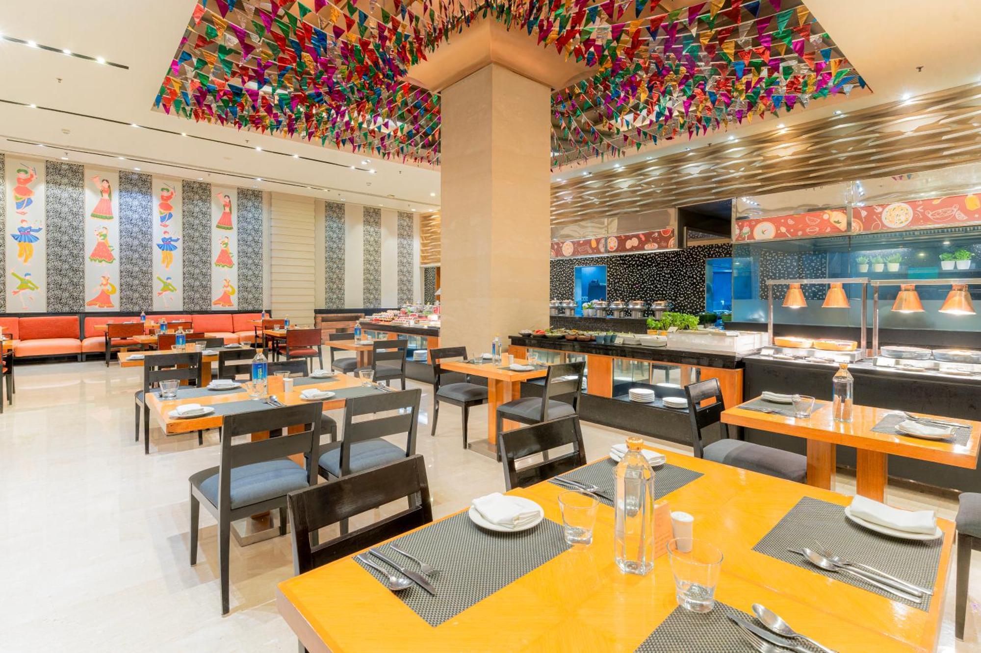 Hotel Courtyard By Marriott Hajdarábád Exteriér fotografie The restaurant
