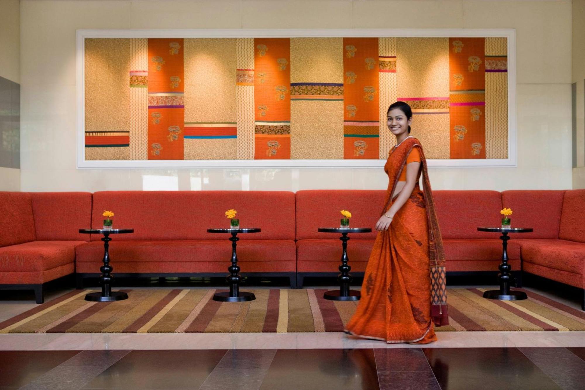 Hotel Courtyard By Marriott Hajdarábád Exteriér fotografie A woman wearing a sari