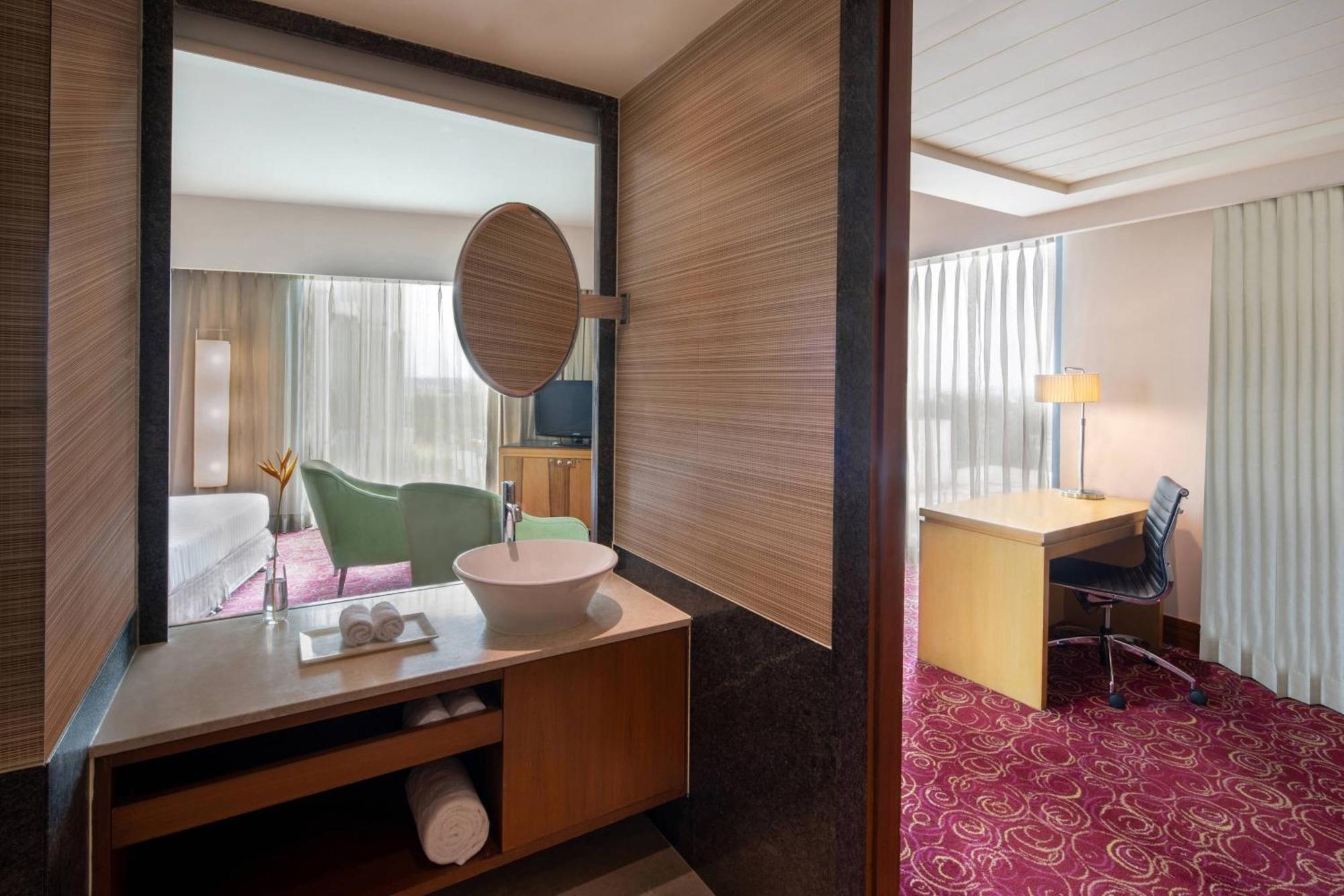 Hotel Courtyard By Marriott Hajdarábád Exteriér fotografie A bathroom in a hotel room